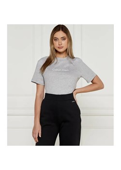 Calvin Klein T-shirt HERO LOGO | Regular Fit ze sklepu Gomez Fashion Store w kategorii Bluzki damskie - zdjęcie 184331215