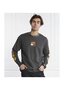 Tommy Jeans Longsleeve TJM L/S BURNING BADGE TEE | Regular Fit ze sklepu Gomez Fashion Store w kategorii T-shirty męskie - zdjęcie 184336628