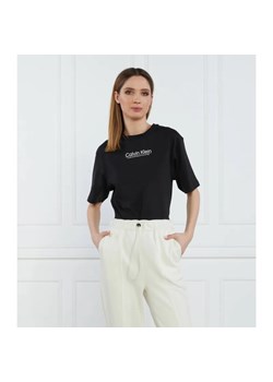 Calvin Klein T-shirt COORDINATES LOGO GRAPHIC T-SHIRT | Regular Fit ze sklepu Gomez Fashion Store w kategorii Bluzki damskie - zdjęcie 184337035