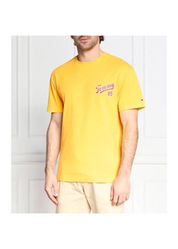 Tommy Jeans T-shirt CLSC COLLEGE 85 LOGO TEE | Regular Fit ze sklepu Gomez Fashion Store w kategorii T-shirty męskie - zdjęcie 184338155