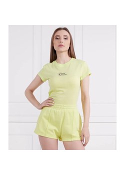 Tommy Jeans T-shirt TJW BBY ESSENTIAL LOGO | Regular Fit ze sklepu Gomez Fashion Store w kategorii Bluzki damskie - zdjęcie 184341338