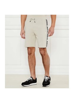 GUESS ACTIVE Szorty ARLO | Regular Fit ze sklepu Gomez Fashion Store w kategorii Spodenki męskie - zdjęcie 184353148