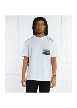 Calvin Klein Jeans T-shirt SERENITY BACK GRAPHIC | Regular Fit ze sklepu Gomez Fashion Store w kategorii T-shirty męskie - zdjęcie 184355089