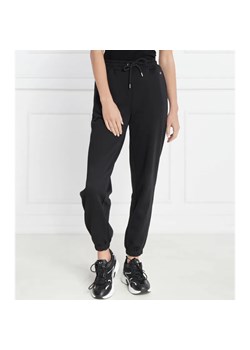 Gant Spodnie dresowe SHIELD | Relaxed fit ze sklepu Gomez Fashion Store w kategorii Spodnie damskie - zdjęcie 184504638