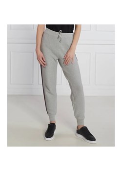 Tommy Hilfiger Spodnie jogger GLOBAL STP | Relaxed fit ze sklepu Gomez Fashion Store w kategorii Spodnie damskie - zdjęcie 184506326