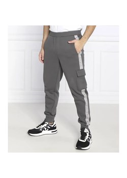 Calvin Klein Jeans Spodnie dresowe LOGO TAPE | Regular Fit ze sklepu Gomez Fashion Store w kategorii Spodnie męskie - zdjęcie 184506977