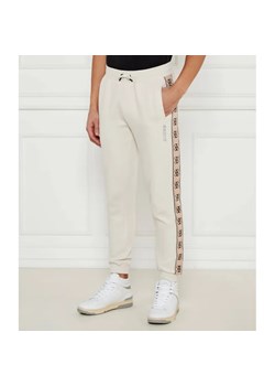GUESS ACTIVE Spodnie dresowe Mickey | Regular Fit ze sklepu Gomez Fashion Store w kategorii Spodnie męskie - zdjęcie 184507229