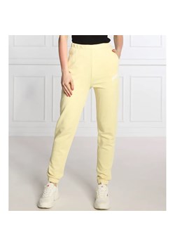 GUESS ACTIVE Spodnie dresowe BRYONY | Regular Fit ze sklepu Gomez Fashion Store w kategorii Spodnie damskie - zdjęcie 184507539