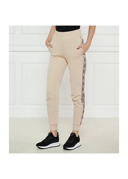 GUESS ACTIVE Spodnie dresowe BRITNEY | Regular Fit ze sklepu Gomez Fashion Store w kategorii Spodnie damskie - zdjęcie 184507985
