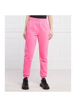 DKNY Sport Spodnie dresowe LAYERED | Regular Fit ze sklepu Gomez Fashion Store w kategorii Spodnie damskie - zdjęcie 184508329