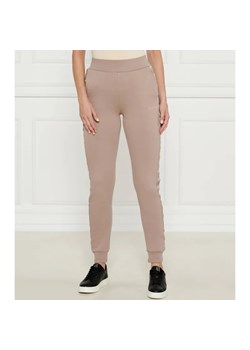 GUESS ACTIVE Spodnie dresowe | Regular Fit ze sklepu Gomez Fashion Store w kategorii Spodnie damskie - zdjęcie 184508995