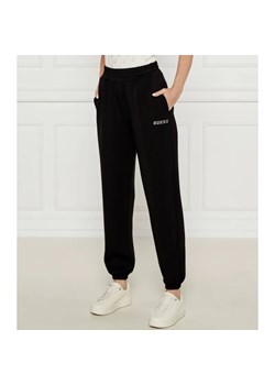 GUESS ACTIVE Spodnie dresowe CECILIA | Regular Fit ze sklepu Gomez Fashion Store w kategorii Spodnie damskie - zdjęcie 184509737