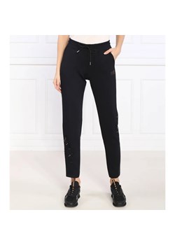 EA7 Spodnie dresowe | Regular Fit ze sklepu Gomez Fashion Store w kategorii Spodnie damskie - zdjęcie 184510448