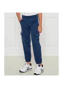 Tommy Hilfiger Spodnie VARSITY EMBR CARGO | Regular Fit ze sklepu Gomez Fashion Store w kategorii Spodnie chłopięce - zdjęcie 184510799