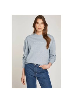 Calvin Klein Bluza HERO LOGO | Regular Fit ze sklepu Gomez Fashion Store w kategorii Bluzy damskie - zdjęcie 184511028