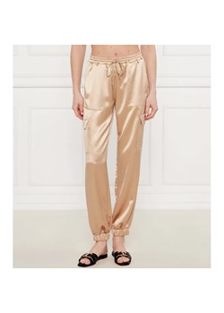 GUESS Satynowe spodnie jogger NEW MARZIA | Regular Fit ze sklepu Gomez Fashion Store w kategorii Spodnie damskie - zdjęcie 184511239