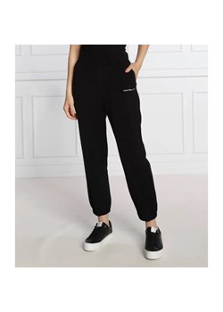 Calvin Klein Jeans Spodnie dresowe | Relaxed fit ze sklepu Gomez Fashion Store w kategorii Spodnie damskie - zdjęcie 184512015