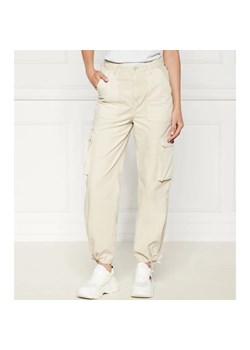 Tommy Jeans Spodnie cargo CLAIRE | flare fit ze sklepu Gomez Fashion Store w kategorii Spodnie damskie - zdjęcie 184512507