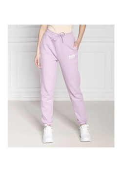 GUESS ACTIVE Spodnie dresowe ALISHA | Regular Fit ze sklepu Gomez Fashion Store w kategorii Spodnie damskie - zdjęcie 184512968