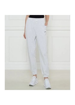 GUESS ACTIVE Spodnie dresowe NIGELLA | Regular Fit ze sklepu Gomez Fashion Store w kategorii Spodnie damskie - zdjęcie 184513279