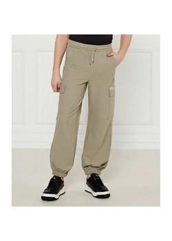 Calvin Klein Jeans Spodnie cargo | Regular Fit ze sklepu Gomez Fashion Store w kategorii Spodnie chłopięce - zdjęcie 184513639