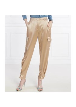 GUESS Satynowe spodnie | Regular Fit ze sklepu Gomez Fashion Store w kategorii Spodnie damskie - zdjęcie 184513918