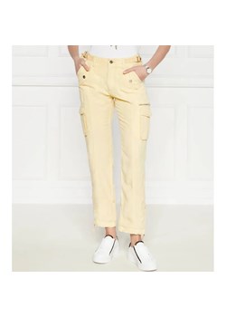GUESS Spodnie cargo NESSI | Regular Fit | z dodatkiem lnu ze sklepu Gomez Fashion Store w kategorii Spodnie damskie - zdjęcie 184514007
