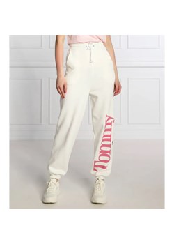Tommy Jeans Spodnie dresowe | Regular Fit ze sklepu Gomez Fashion Store w kategorii Spodnie damskie - zdjęcie 184514055