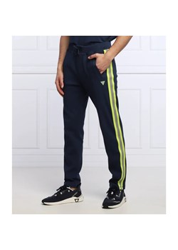 GUESS ACTIVE Spodnie dresowe RUSSELL | Regular Fit ze sklepu Gomez Fashion Store w kategorii Spodnie męskie - zdjęcie 184514137