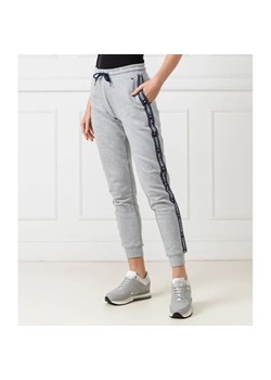 Tommy Hilfiger Spodnie dresowe Track | Regular fit ze sklepu Gomez Fashion Store w kategorii Spodnie damskie - zdjęcie 184514755