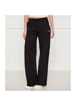 GUESS ACTIVE Spodnie dresowe CARMEN | Loose fit ze sklepu Gomez Fashion Store w kategorii Spodnie damskie - zdjęcie 184516207