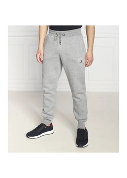 Tommy Hilfiger Spodnie dresowe Flag Arch | Regular Fit ze sklepu Gomez Fashion Store w kategorii Spodnie męskie - zdjęcie 184516908