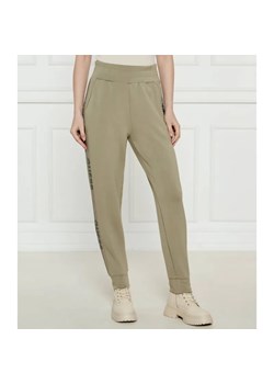 GUESS Spodnie dresowe VICTOIRE | Regular Fit ze sklepu Gomez Fashion Store w kategorii Spodnie damskie - zdjęcie 184517255