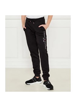 Tommy Hilfiger Spodnie dresowe | Regular Fit ze sklepu Gomez Fashion Store w kategorii Spodnie chłopięce - zdjęcie 184517467