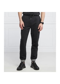 GUESS Spodnie dresowe Adam | Relaxed fit ze sklepu Gomez Fashion Store w kategorii Spodnie męskie - zdjęcie 184517756