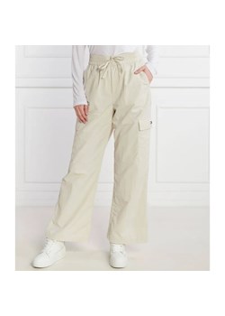 Tommy Jeans Spodnie cargo DAISY | Loose fit ze sklepu Gomez Fashion Store w kategorii Spodnie damskie - zdjęcie 184518147