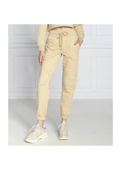 GCDS Spodnie dresowe | Regular Fit ze sklepu Gomez Fashion Store w kategorii Spodnie damskie - zdjęcie 184518149