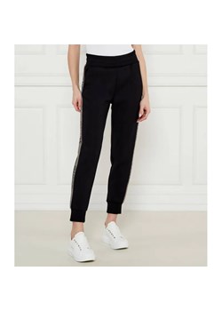 GUESS Spodnie dresowe VICTOIRE | Regular Fit ze sklepu Gomez Fashion Store w kategorii Spodnie damskie - zdjęcie 184518157