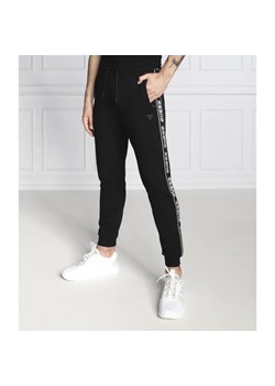 GUESS ACTIVE Spodnie dresowe NEW ARLO | Regular Fit ze sklepu Gomez Fashion Store w kategorii Spodnie męskie - zdjęcie 184518536