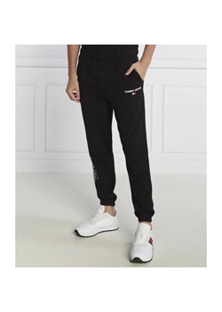 Tommy Jeans Spodnie dresowe ENTRY GRAPHIC JOGGER | Regular Fit ze sklepu Gomez Fashion Store w kategorii Spodnie męskie - zdjęcie 184519115