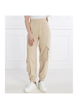 GUESS ACTIVE Spodnie cargo ARLETH | Relaxed fit ze sklepu Gomez Fashion Store w kategorii Spodnie damskie - zdjęcie 184519329