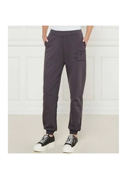 Calvin Klein Jeans Spodnie dresowe | Regular Fit ze sklepu Gomez Fashion Store w kategorii Spodnie damskie - zdjęcie 184519836