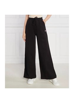 Tommy Jeans Spodnie dresowe TJW XS BADGE STRT LEG | flare fit ze sklepu Gomez Fashion Store w kategorii Spodnie damskie - zdjęcie 184520306