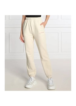 Calvin Klein Jeans Spodnie dresowe | Regular Fit ze sklepu Gomez Fashion Store w kategorii Spodnie damskie - zdjęcie 184520726