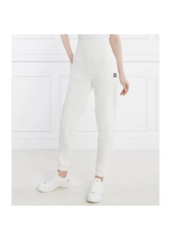 HUGO Spodnie dresowe Nelfinia | Regular Fit ze sklepu Gomez Fashion Store w kategorii Spodnie damskie - zdjęcie 184522065