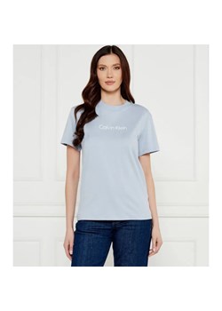 Calvin Klein T-shirt HERO LOGO | Regular Fit ze sklepu Gomez Fashion Store w kategorii Bluzki damskie - zdjęcie 184526517
