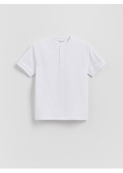 Reserved - Bawełniany t-shirt henley - biały - id: 071FH-00X - marki Reserved - 184533919 Reserved - Bawełniany t-shirt henley - biały ze sklepu Reserved w kategorii T-shirty chłopięce - zdjęcie 184533919
