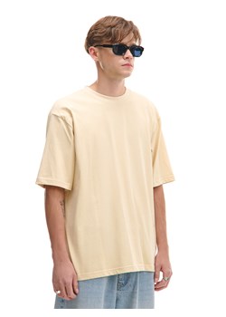 Cropp - Basicowa beżowa koszulka comfort - beżowy ze sklepu Cropp w kategorii T-shirty męskie - zdjęcie 184535075