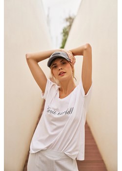 T-shirt z napisem biały ze sklepu Moodo.pl w kategorii Bluzki damskie - zdjęcie 184535916