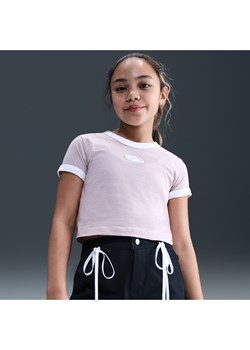 T-shirt o skróconym kroju dla dużych dzieci (dziewcząt) Nike Sportswear - Fiolet ze sklepu Nike poland w kategorii Bluzki dziewczęce - zdjęcie 184536105
